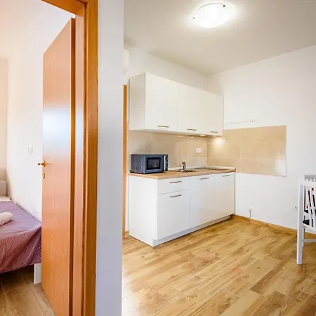 Apartman Ana, *