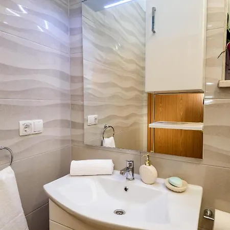 Ana, Apartamento