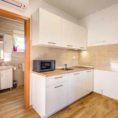 Ana, Apartman